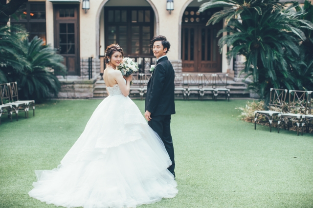 結婚式場にいる新郎新婦